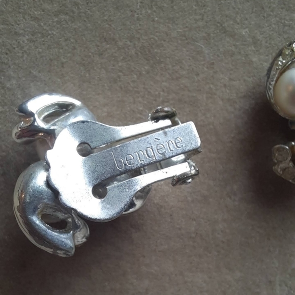 Vintage Bergère Faux Pearl Clip On Earrings - Picture 3 of 6